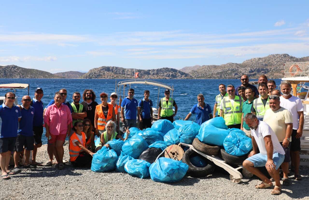 Muğla Koylarında Plastik Alarmı: 2 Saatte 1 Ton Atık Toplandı 5
